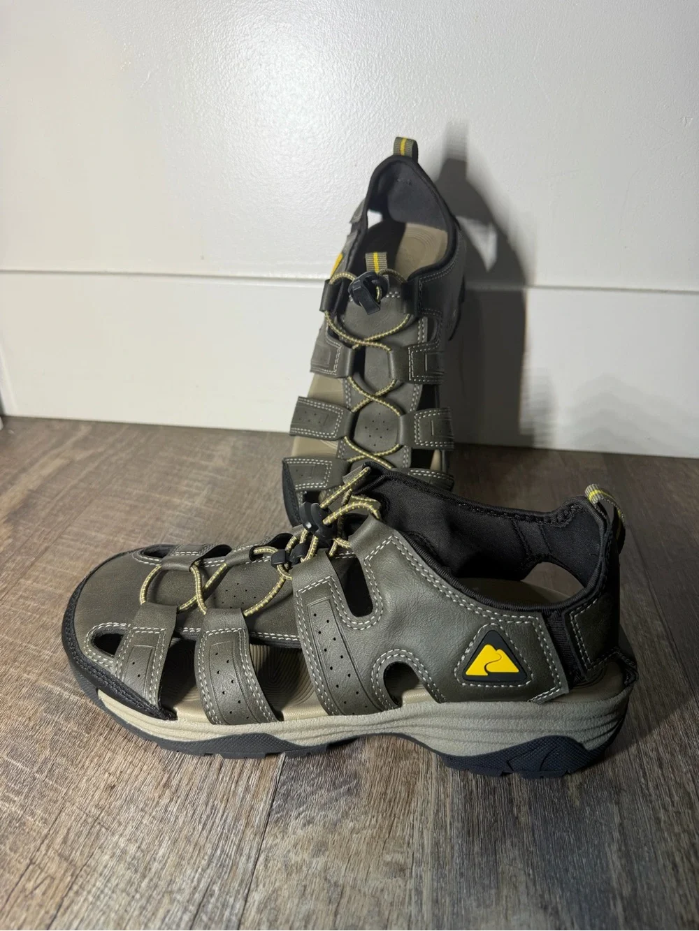 Men's Olive Green Closed-Toe Outdoor Sandals - Casual Comfort